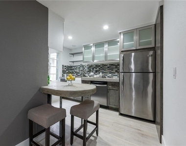 1212 Castle Hill St - Photo Thumbnail 17