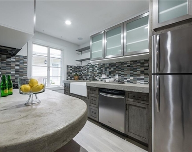 1212 Castle Hill St - Photo Thumbnail 18