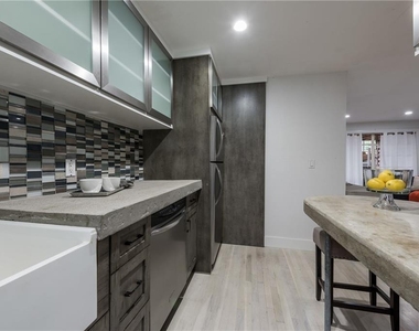 1212 Castle Hill St - Photo Thumbnail 23