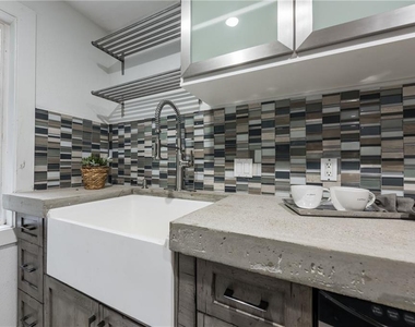 1212 Castle Hill St - Photo Thumbnail 21