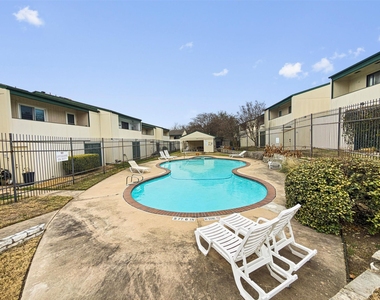 6718 Silvermine Dr - Photo Thumbnail 20