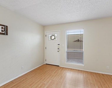 6718 Silvermine Dr - Photo Thumbnail 3