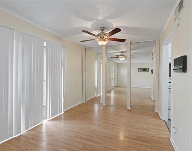 6718 Silvermine Dr - Photo Thumbnail 8