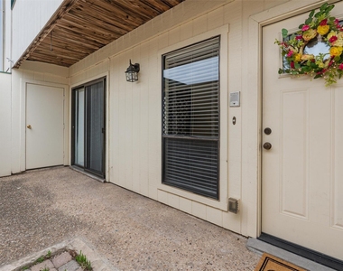 6718 Silvermine Dr - Photo Thumbnail 1