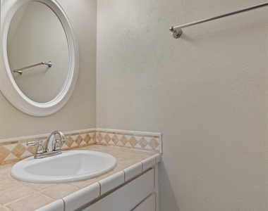6718 Silvermine Dr - Photo Thumbnail 12