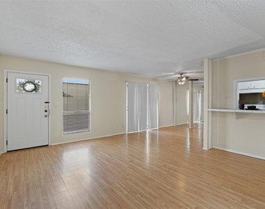6718 Silvermine Dr - Photo Thumbnail 7