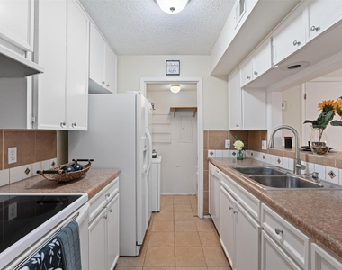 6718 Silvermine Dr - Photo Thumbnail 9