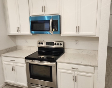 607 Lake Sinclair Street - Photo Thumbnail 4