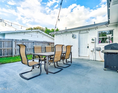 217 Carver Street W - Photo Thumbnail 5