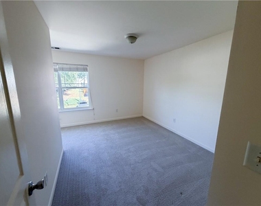 216 Parc View Lane - Photo Thumbnail 7