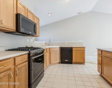 1006 Parkhill Circle - Photo Thumbnail 3