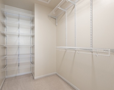 1006 Parkhill Circle - Photo Thumbnail 8