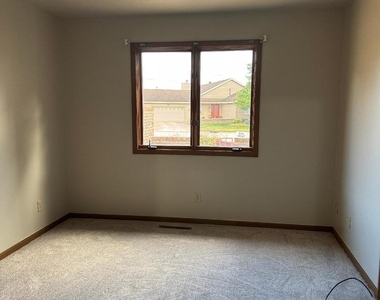 117 Dartmouth Drive - Photo Thumbnail 2