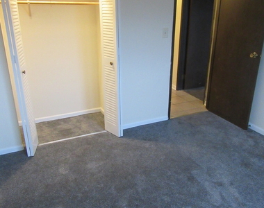 135 Pickwick Drive - Photo Thumbnail 9