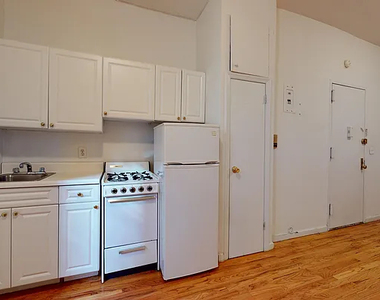 322 E Street - Photo Thumbnail 1