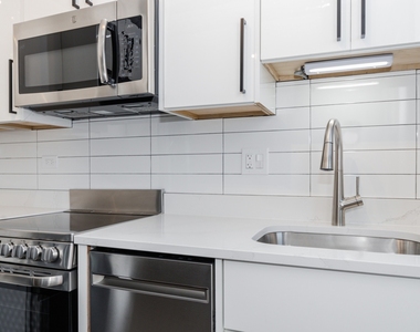 7645 N Sheridan Road - Photo Thumbnail 3