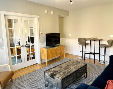 2607 W Gunnison Street - Photo Thumbnail 3