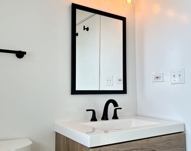 2607 W Gunnison Street - Photo Thumbnail 10