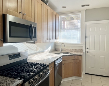 2607 W Gunnison Street - Photo Thumbnail 8