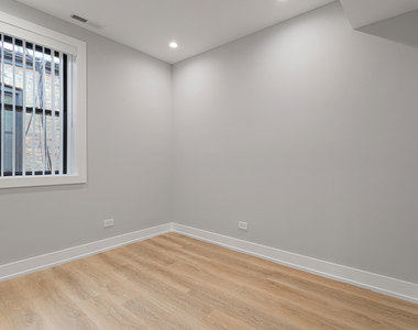 1556 W Juneway Terrace - Photo Thumbnail 3