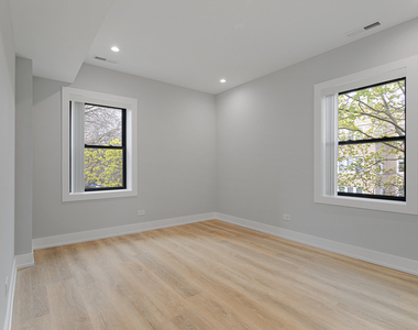 1558 W Juneway Terrace - Photo Thumbnail 6