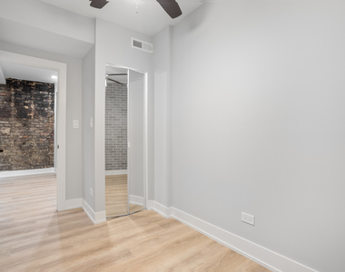 1554 W Juneway Terrace - Photo Thumbnail 6