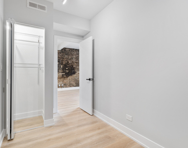 1554 W Juneway Terrace - Photo Thumbnail 9