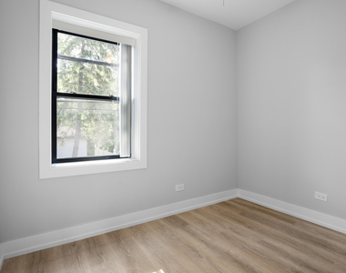 1552 W Juneway Terrace - Photo Thumbnail 6