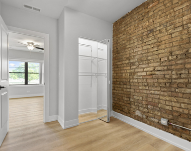 1552 W Juneway Terrace - Photo Thumbnail 10