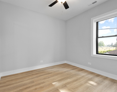 1552 W Juneway Terrace - Photo Thumbnail 9