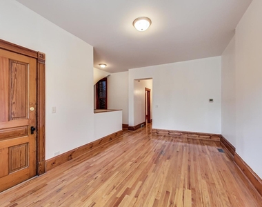 1138 W Addison Street - Photo Thumbnail 2