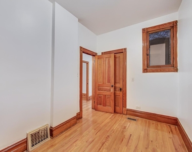 1138 W Addison Street - Photo Thumbnail 8