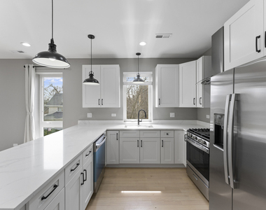 7430 N Hermitage Avenue - Photo Thumbnail 3