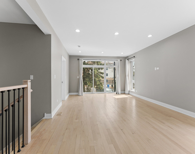 7428 N Rogers Avenue - Photo Thumbnail 3