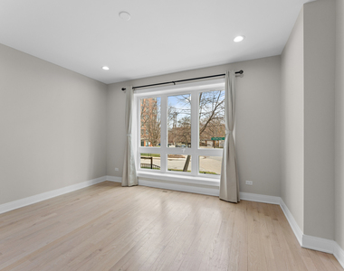 7428 N Rogers Avenue - Photo Thumbnail 4