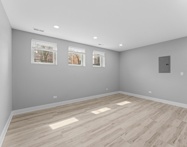 7428 N Rogers Avenue - Photo Thumbnail 5