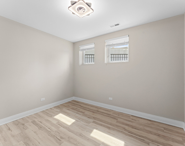 7428 N Rogers Avenue - Photo Thumbnail 9