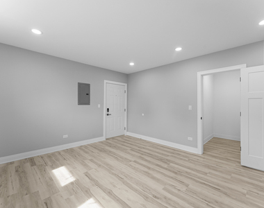 7428 N Rogers Avenue - Photo Thumbnail 7