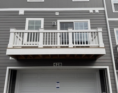 428 Lakeshore Court - Photo Thumbnail 16