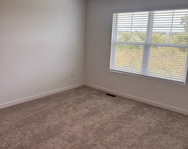 428 Lakeshore Court - Photo Thumbnail 9