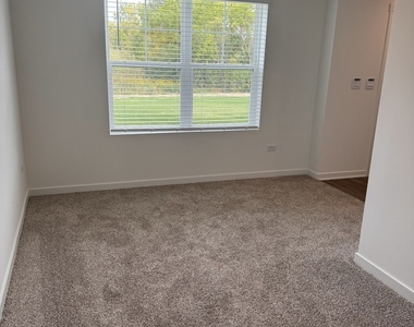 428 Lakeshore Court - Photo Thumbnail 2
