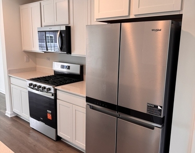 428 Lakeshore Court - Photo Thumbnail 5