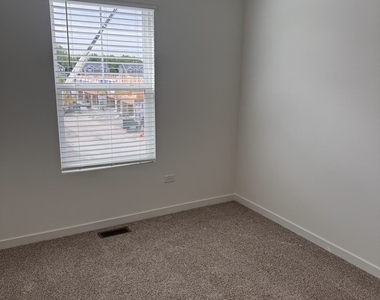 428 Lakeshore Court - Photo Thumbnail 12