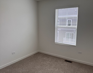 428 Lakeshore Court - Photo Thumbnail 13