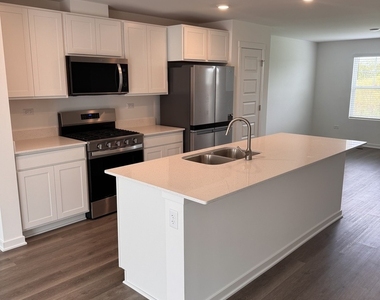 428 Lakeshore Court - Photo Thumbnail 6