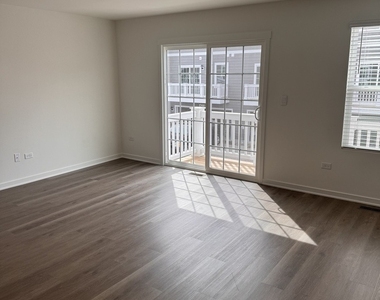428 Lakeshore Court - Photo Thumbnail 7