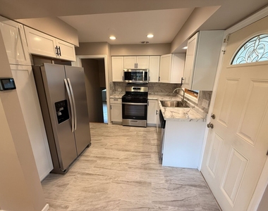 9109 Parkside Avenue - Photo Thumbnail 13