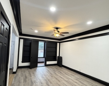 6837 S East End Avenue - Photo Thumbnail 11