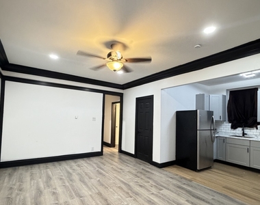 6837 S East End Avenue - Photo Thumbnail 9