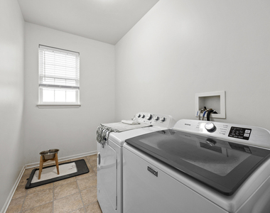 718 Versailles Parkway - Photo Thumbnail 16